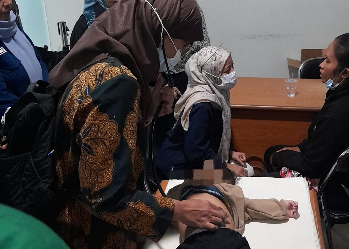 Dinsos Jatim Dampingi Pemeriksaan Kesehatan Bayi Asal Banyuwangi di Bandara Juanda