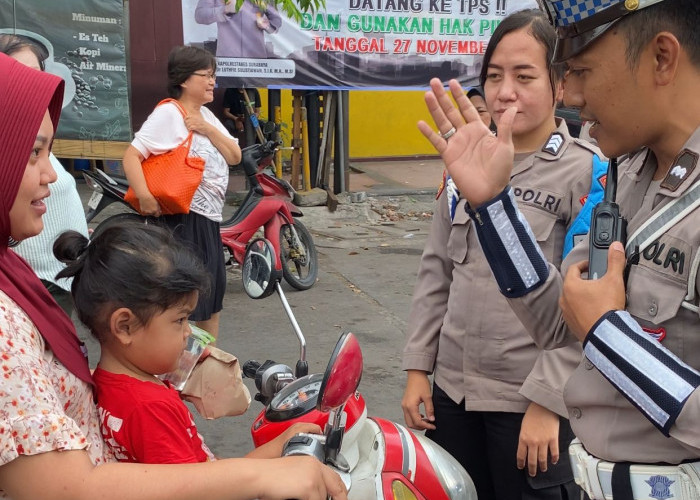 Polisi Baik Hati, Bagikan Nasi Bungkus ke Pengendara yang Kena Tilang