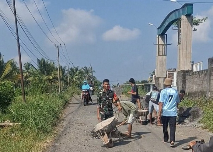  Babinsa Kloposawit dan Warga Lumajang Gotong Royong Perbaiki Jalan Dusun Selorejo