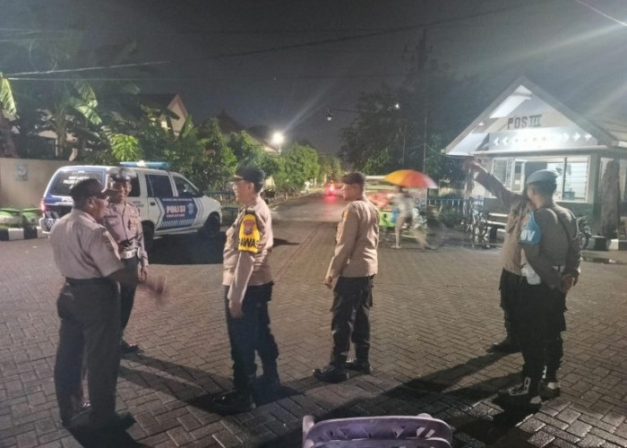 Patroli Polsek Gayungan Cegah Kejahatan di Jalan Gayungsari Barat
