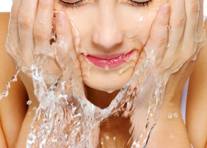 Mitos atau Fakta Mencuci Wajah dengan Air Beras Bisa Memutihkan Kulit