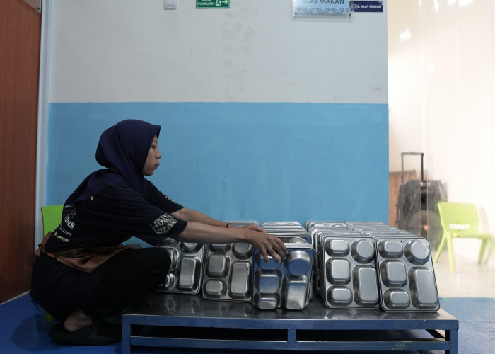 Ibu Tunggal Harap Prabowo Lanjutkan MBG: Cuma di Sini Saya Bisa Ditampung Kerja