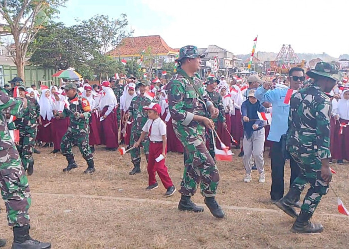 Satgas TMMD ke-121 Senam Pagi Bersama Pelajar di Lapangan Kecamatan Arjasa