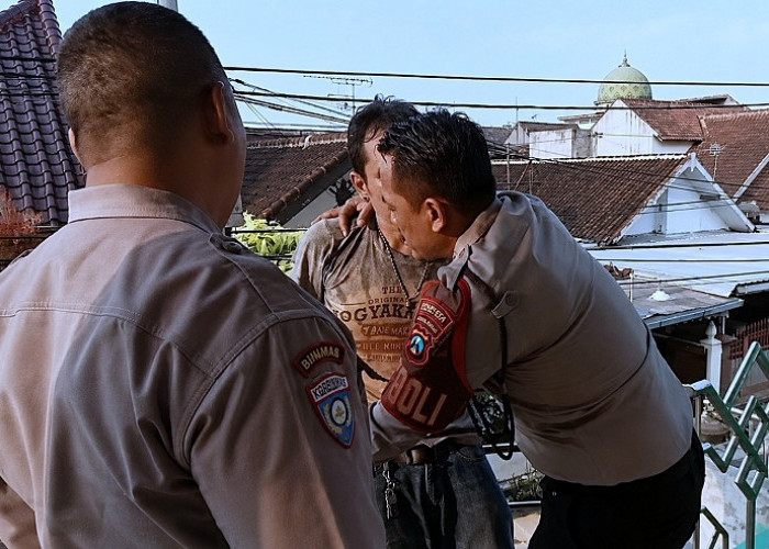 Dapat Laporan 110, Petugas Bekuk Pria Ngamuk di Rumah Malang