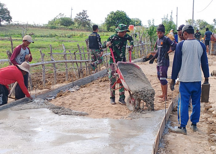 Anggota Satgas TMMD 121 Bahu Membahu dengan Warga Angkut Campuran Cor Rabat Beton dengan Arco