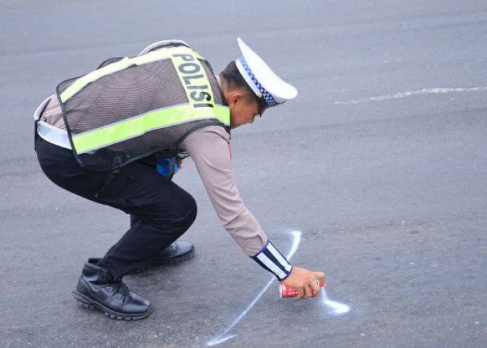 Satlantas Polres Gresik Tandai Jalan Rusak Antisipasi Kecelakaan Ramadan 2026