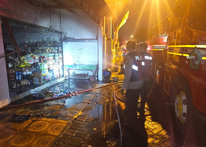 Kebakaran Rumah dan Toko Sembako di Pagerwojo Sidoarjo, Polisi Bantu Evakuasi