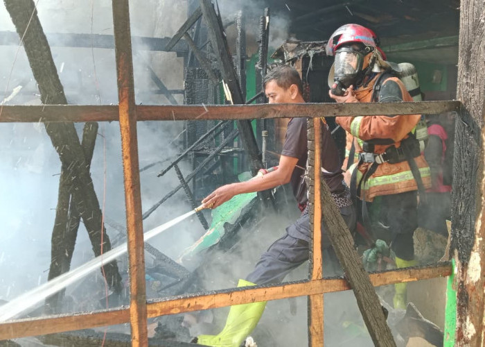 Korsleting Listrik, Dua Rumah di Mimbaan Situbondo Ludes Terbakar