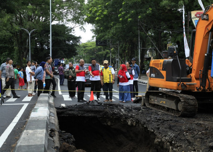 Aspal Jalan Bandung Ambles, Pj Wali Kota Malang Instruksikan Kebut Perbaikan