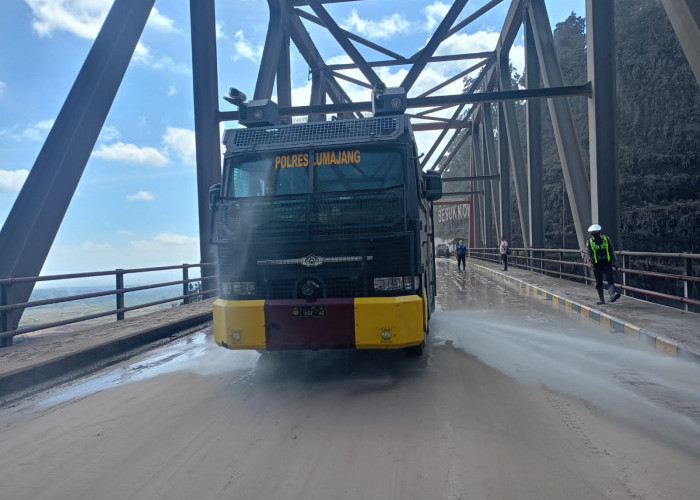 Water Cannon Polres Lumajang Bersihkan Jalur Jembatan Piket Nol Pascaletusan Sekunder Semeru