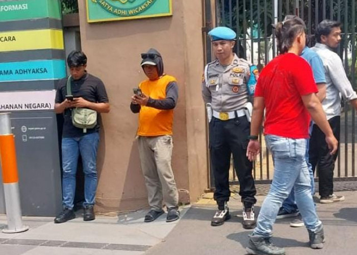 Polsek Gayungan Kawal Massa Jaka Jatim Unjuk Rasa di Kejati, Desak Usut Dugaan Korupsi APBD Pamekasan Rp85,2 M