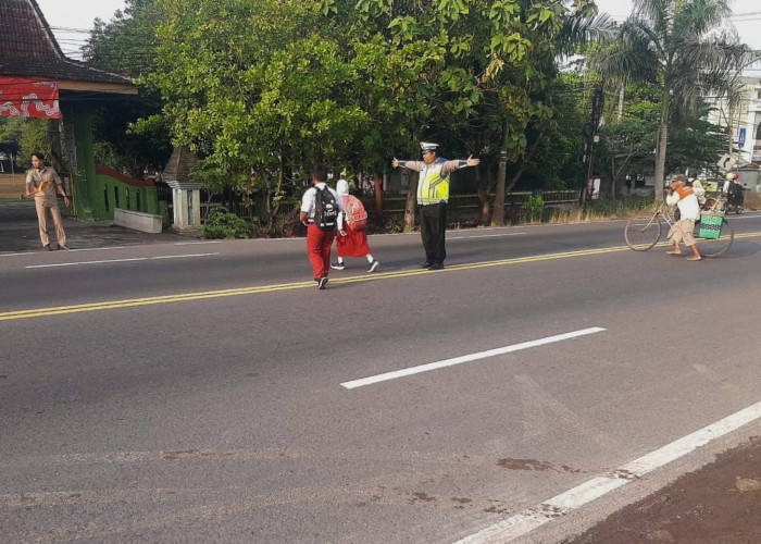 Polsek Mantingan Beri Rasa Aman Anak Sekolah Lewat Gatur Pagi