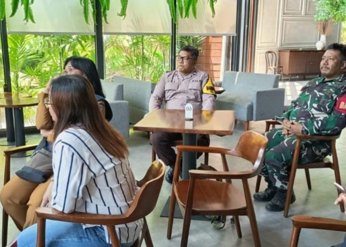 Polsek Wiyung Bersama Tiga Pilar Edukasi Pedagang Buah, Imbau Kembalikan Fungsi Trotoar