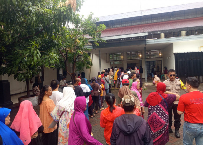 Polsek Bubutan Gandeng Happy Puppy Group Bagikan 2.300 Paket Sembako untuk Warga Kebunrojo