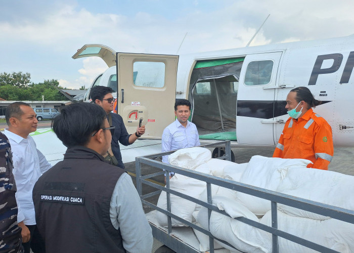 Operasi Modifikasi Cuaca Jatim Dikebut Jelang Lebaran, Sebar 8,8 Ton CaO dan 21 Ton NaCl