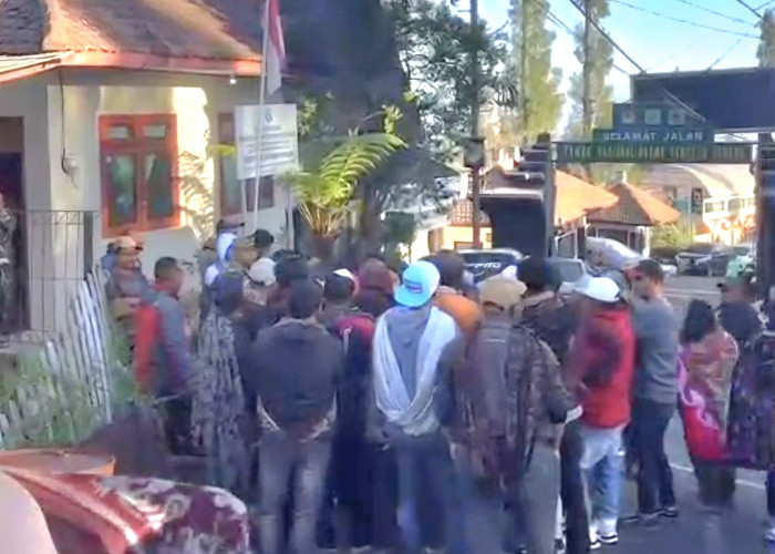 Puluhan Sopir Jeep Geruduk Loket TNBTS Wonokitri, Protes Oknum Petugas Terlibat Kontak Fisik