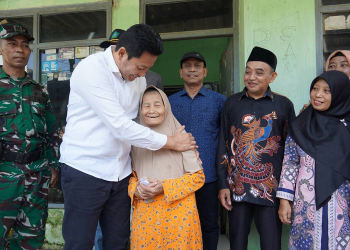 Bupati Sidoarjo Kunjungi Desa Bogempinggir Balongbendo, Bantu Warga Renovasi Rumah