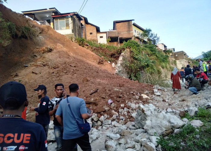 Tanah Longsor di Pacet Timpa Satu Mobil, Akses Jalan Putus