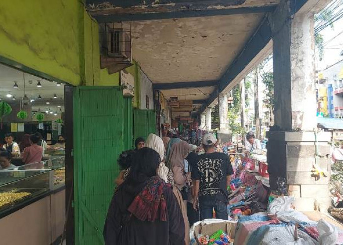 Pedagang Keluhkan PKL di Depan Pasar Kapasan Surabaya, Retribusi Dinilai Tidak Jelas