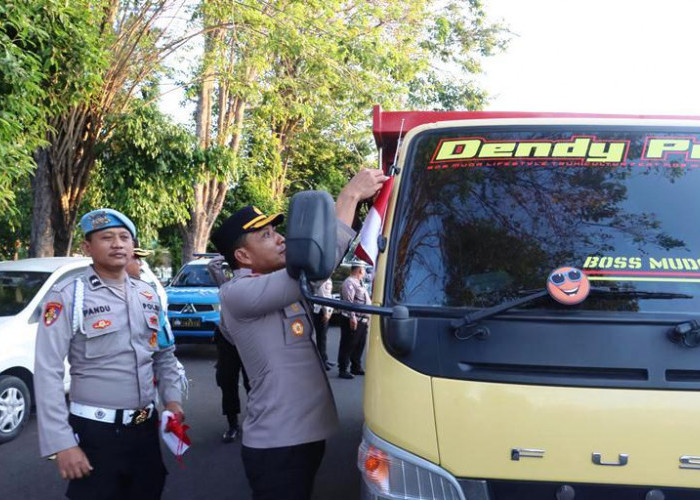Polresta Banyuwangi Gelorakan Semangat Kemerdekaan, Bagikan Bendera Merah Putih kepada Pengendara