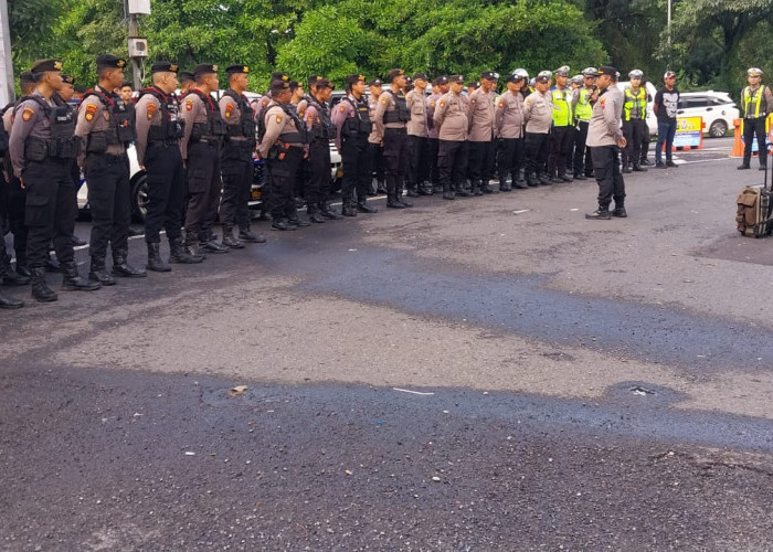 Pastikan Arus Lalin Lancar, Polsek Gayungan Pimpin Apel Pengamanan Aksi Sopir Jawa Timur di Bundaran Waru