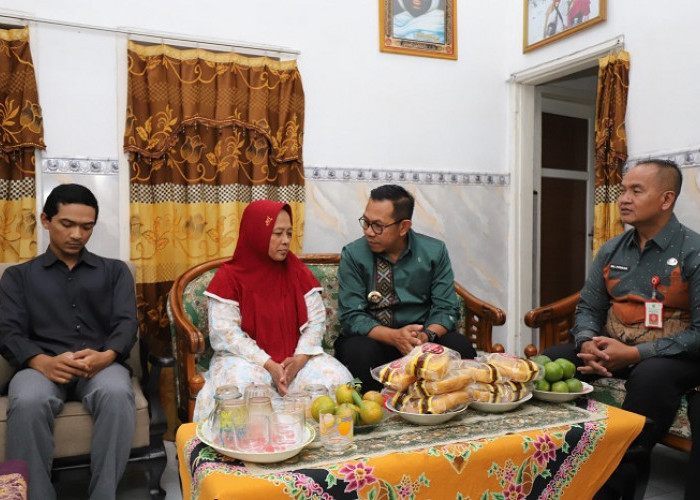 Wali Kota Nurochman Serahkan Santunan Rp74 Juta kepada Keluarga Pekerja Rentan di Giripurno