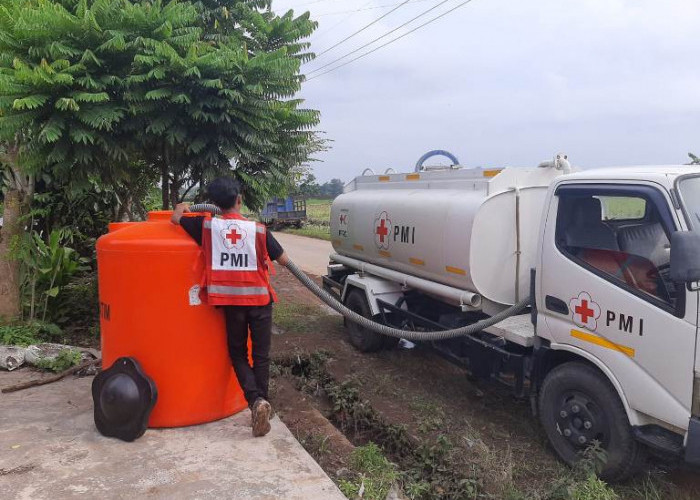 PMI Jember Kirim Tandon Air Bersih untuk Warga Terdampak Banjir di Desa Gugut