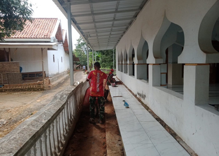 Satgas TMMD Siapkan Dasar Keramik Masjid Mandala