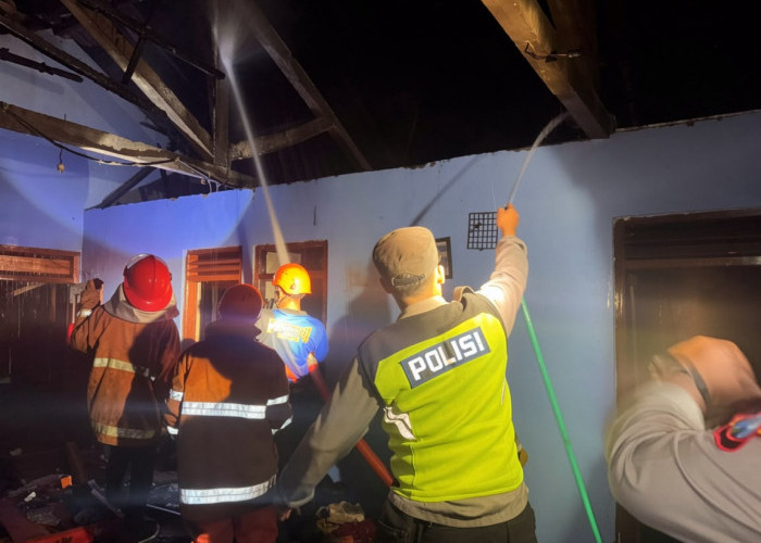 Polres Ngawi Gerak Cepat Tangani Kebakaran Rumah Warga di Ngrambe