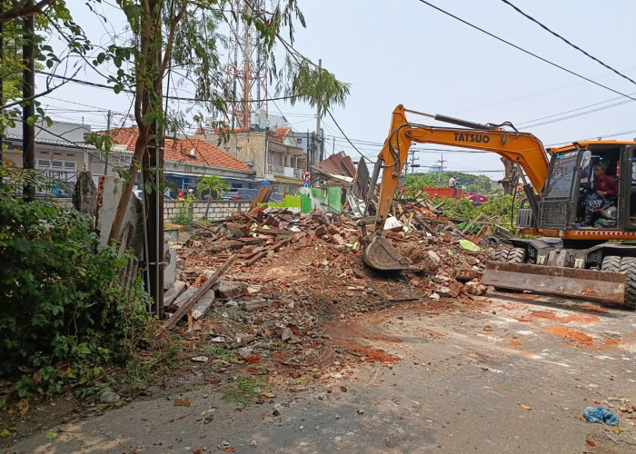 Urai Kemacetan TL Tambang Boyo, Lima Bangunan Liar di Sempadan Saluran Jeblokan II Dibongkar