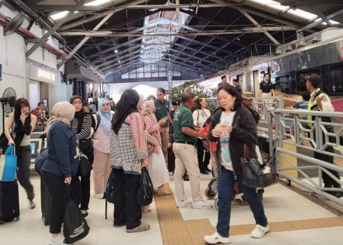 Libur Panjang Kenaikan Yesus Kristus, Puluhan Ribu Penumpang Padati Stasiun Daop 8 Surabaya