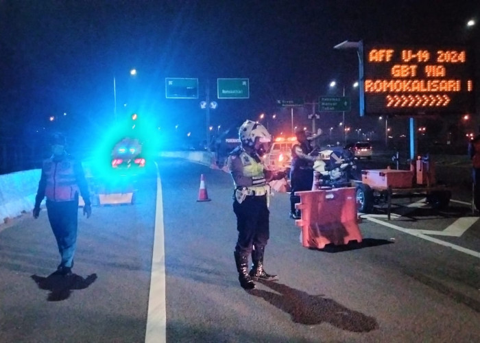 Kurangnya Sosialisasi, Mobil Suporter Terjebak Macet 2 KM di Exit Tol Menuju GBT