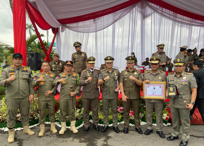 Wali Kota dan Satpol PP Surabaya Raih Penghargaan dari Kemendagri