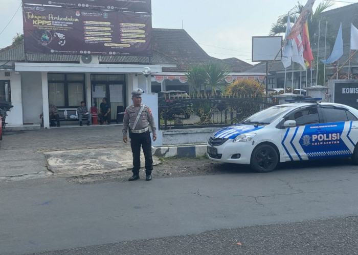 Polres Lumajang Jamin Kelancaran Lalu Lintas di Sekitar Kantor KPU