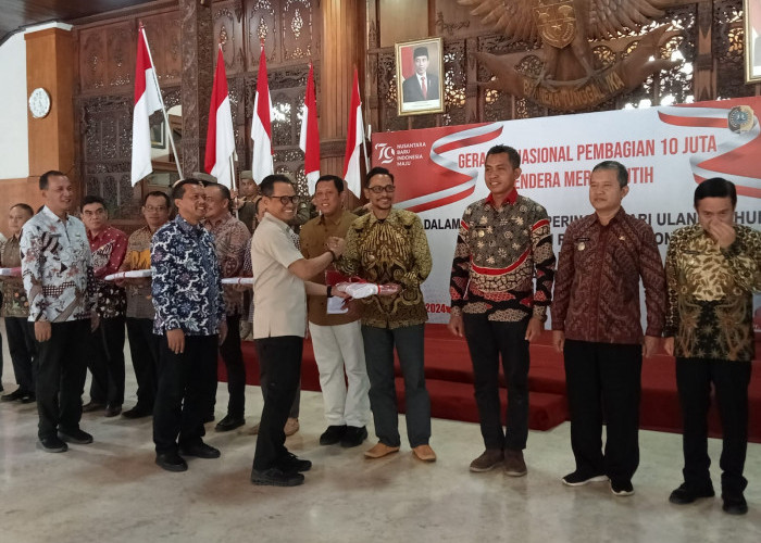 Semarakkan HUT Ke-79 RI, Pemkab Tulungagung Bagikan 10 Ribu Bendera Merah Putih