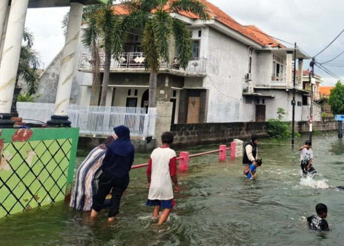 Terus Diguyur Hujan, Ratusan Rumah di Gresik Kembali Diterjang Luapan Kali Lamong