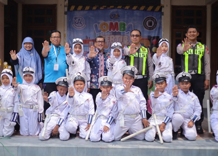 Satlantas Polres Gresik Kenalkan Tertib Lalu Lintas Sejak Dini, Kenalkan Rambu Sambil Bersepeda