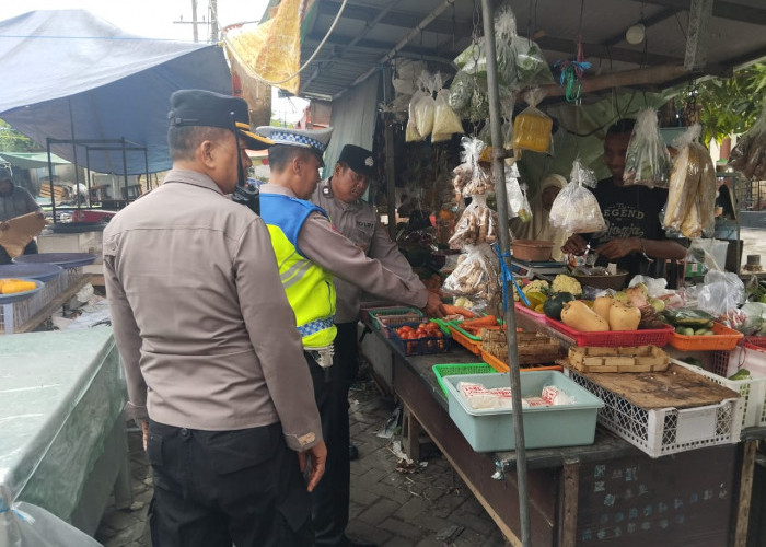 Polsek Wiyung Intensifkan Patroli Jalan Kaki, Sasar Pasar Krempyeng untuk Cegah Kriminalitas