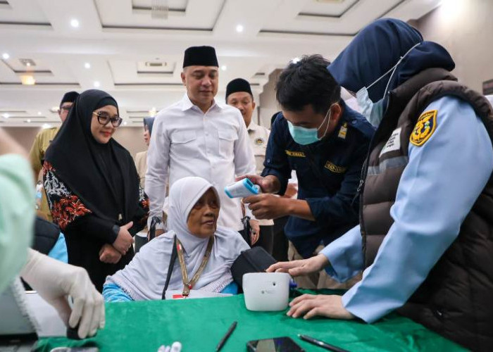 Wali Kota Eri Cahyadi Lepas Jemaah Haji Surabaya, Titip Doa Keberkahan Kota