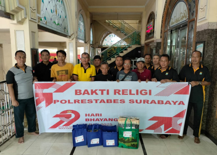 Bhakti Religi HUT Ke-79 Bhayangkara Polsek Tandes Bersihkan Masjid dan Beri Bantuan