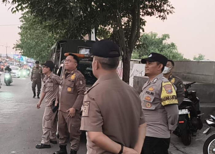 Sinergi Cegah Kemacetan, Polsek Lakarsantri Dampingi Satpol PP Tertibkan Fungsi Jalan di Kawasan Unesa