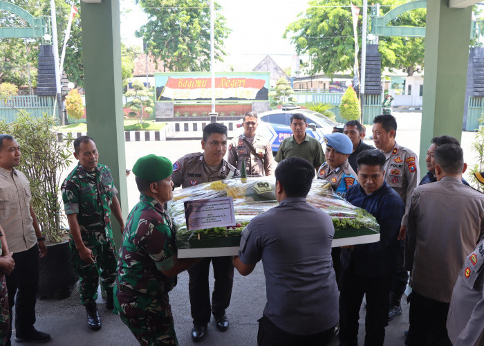 Rayakan HUT Ke-80 TNI, Polres Pasuruan Kunjungi Kodim 0819 Bawa Tumpeng Jumbo