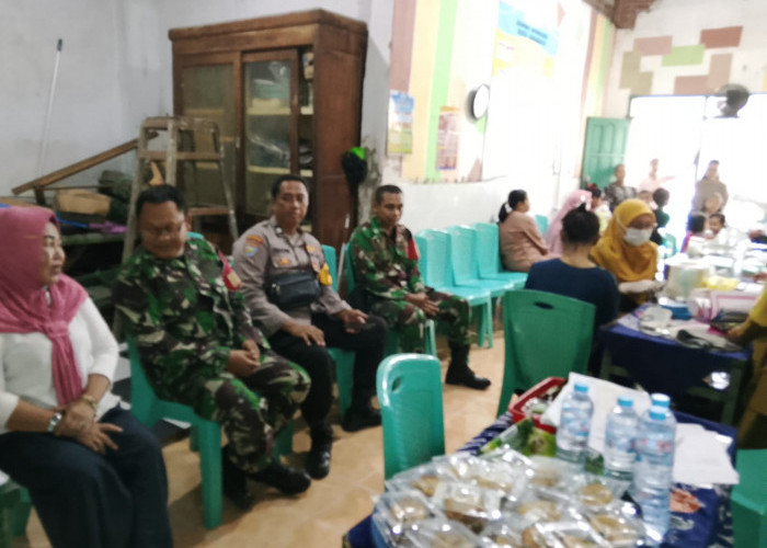 Sinergi TNI-Polri dan Nakes, Bhabinkamtibmas Polsek Bubutan Kawal Posyandu Keluarga dan Sosialisasi Kamtibmas