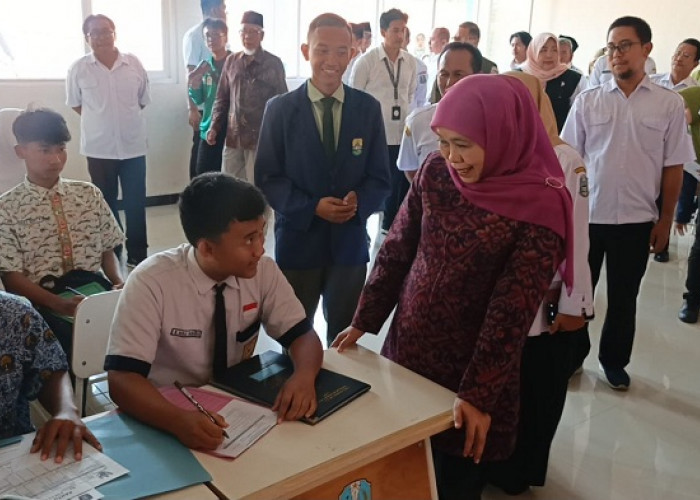 Gubernur Khofifah Tinjau Pelaksanaan SPMB di Gresik, Pastikan Proses Berjalan Lancar
