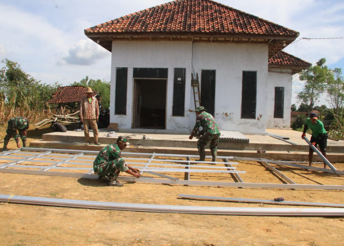 Satgas TMMD 127 Pasang Baja Ringan untuk RTLH