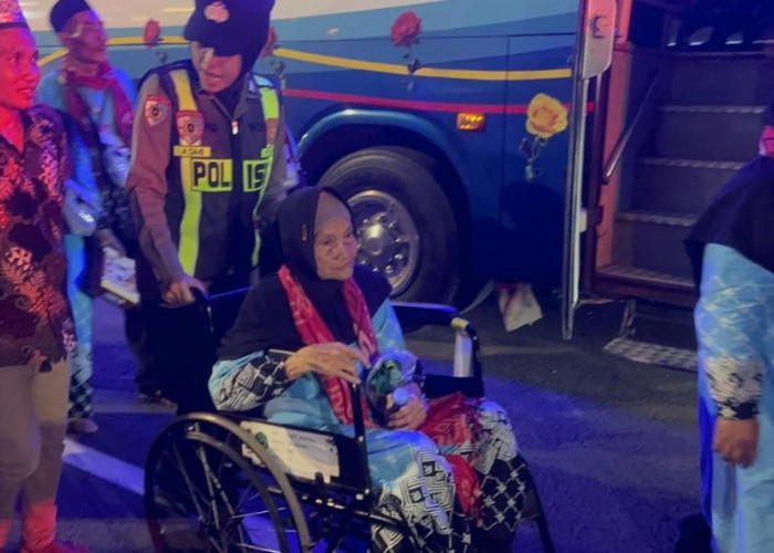 Polwan Polres Bojonegoro Sigap Layani Calon Jemaah Haji, Pastikan Keberangkatan Aman dan Nyaman