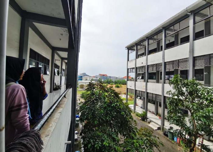 Plafon SMPN 60 Surabaya Ambrol ketika Literasi, Siswa Panik Berhamburan