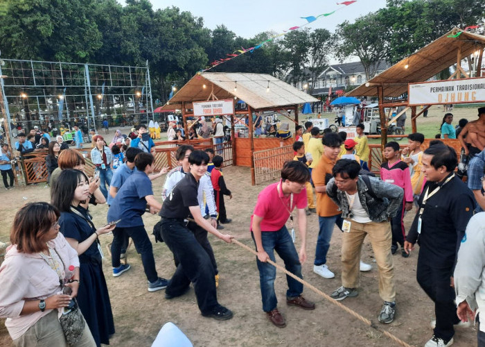 Mahasiswa Asal Osaka Sebut Tarik Tambang dan Egrang di Situbondo Mirip Permainan Jepang