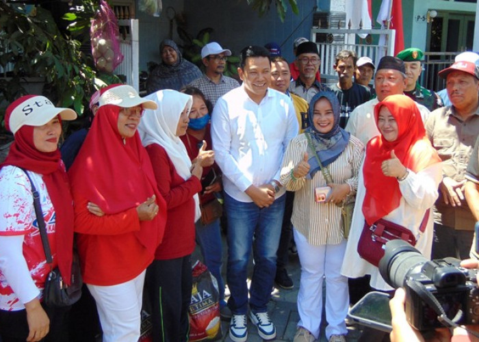 Tiga Warga Dapat Kursi Roda dari Bupati Sidoarjo