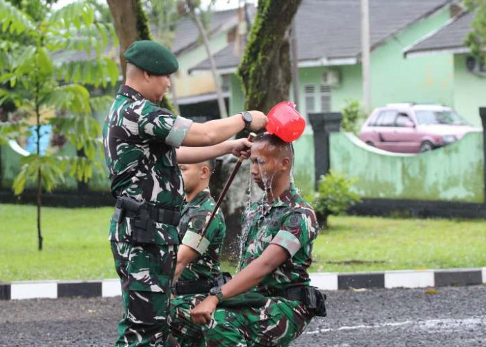 Danyonif 515 Kostrad Pimpin Tradisi Penyambutan Perwira dan Warga Baru di Jember